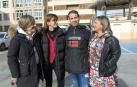 José Ramón Bronte Les, el jueves en Arguedas, junto a las enfermeras que le auxiliaron tras la cogida -de izda. a dcha.- Eli Urzainqui Arriazu, Leticia Alegre Bienzobas y Esther Falguera Bienzobas