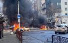 Un coche arde tras el ataque ruso sobre la ciudad de Jersón en Nochebuena