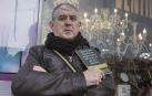 Eduardo Bayona posa con un ejemplar de su libro ‘Más de 100 maneras de pagar menos por la luz, el agua y el gas’