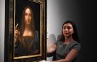Una trabajadora de Christie's colocando el 'Salvator Mundi'.