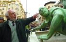 Rafael Huerta señala a su personaje en el Monumento al encierro