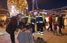 EN LA PLAZA DEL CASTILLO Pilar, junto a una de sus hijas y voluntarios de DYA Navarra, viendo las luces de Navidad en la plaza del Castillo