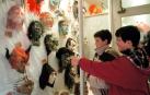 Escaparate de una tienda de Pamplona con material para la fiesta de Nochevieja.