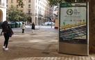 Imagen de un mupi o soportes verticales de información en una calle de Pamplona.