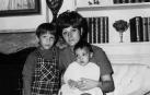 María José Machín, con sus dos hijos, en 1972