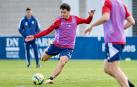 Kike Saverio golpea la pelota con su pierna derecha en un entrenamiento reciente.