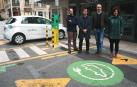 Autoridades posan este jueves en uno de los puntos de recarga de vehículos eléctricos en Pamplona