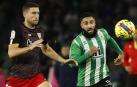 Óscar de Marcos y Nabil Fekir pugnan por un balón
