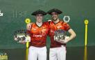Iban Larrañaga y Beñat Segurola posan con las txapelas y trofeos de campeones