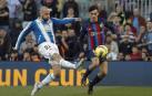 Aleix Vidal y Pedri disputan un balón