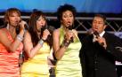 Jermaine Jackson actúa con Pointer Sisters June (izquierda), Ruth (segunda izquierda) y Anita (derecha) en una entrega de premios anterior en Baja Austria