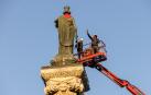 Colocación, el 6 de junio, de pañuelos rojos en las principales esculturas de la ciudad para subir el último peldaño a la ‘escalerica’ de San Fermín