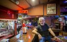 Ángel Jordán, en la barra del bar Chaves, en la avenida Sancho el Fuerte de Pamplona
