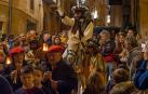 Numerosas familias arroparon al pregonero que, a caballo, recorrió las calles de Estella