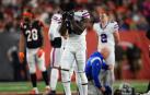 Los jugadores de los Bills se lamentan tras la lesión de Damar Hamlin