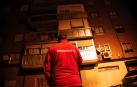 Un trabajador del 112 frente a la vivienda donde una mujer ha envenenado mortalmente a su marido y posteriormente se ha quitado la vida