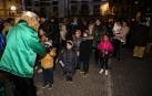 Uno de los enviados de los Magos de Oriente recibe a los pequeños en la plaza de los Fueros de Alsasua