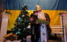 SKOLE (UCRANIA). San Nicolás entrega el regalo de Teresa Uriarte a Katerina, una niña a la que su madre tuvo que tapar los ojos bajo los bombardeos mientras huían de su pueblo hacia Skole.