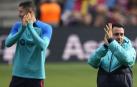 Xavi Hernández (dcha.) y el delantero polaco Robert Lewandowski (izda.), saludan a los seguidores azulgranas que se dieron cita en el Spotify Camp Nou para seguir en directo el entrenamiento de la plantilla del FC Barcelona.