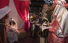 Un momento de la adoración al Niño Jesús por parte de los Reyes Magos en la plaza de los Fueros durante la cabalgata del año 2019.