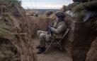 Un soldado ucraniano, en una trinchera en primera línea en la región de Kherson