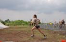 Una joven, corriendo