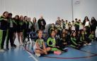 Alumnos de 1º de ESO (12 años) del colegio Luis Amigó posan con profesores y miembros de la Asociación de Esclerosis Múltiple