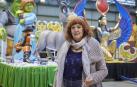 Mª Ángeles Aristu Baigorri delante de parte de las carrozas de la cabalgata de los Reyes Magos de Barañáin. A la derecha la de Gaspar, su “favorita” por tantos motivos