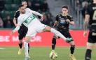 El centrocampista del Elche Omar Mascarell disputa un balón con Franco Cervi, centrocampista argentino del Celta