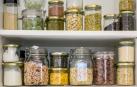 Una estantería con varios recipientes de alimentos a granel