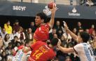 El jugador de España Dujshebaev se eleva ante la defensa argentina durante el partido del Torneo internacional de balonmano que España y Argentina disputan este sábado en Benidorm.