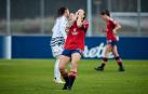 Patri Zugasti se lamenta de una ocasión en la que el balón se estrelló en el larguero