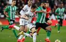 El defensa del Rayo Fran García lucha el balón con el centrocampista francés del Betis Nabil Fekir