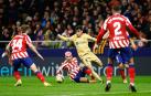 El centrocampista del FC Barcelona, Pedri, se lleva el balón ante el delantero francés del Atlético de Madrid, Antoine Griezmann