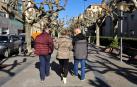 Tres personas mayores caminan ayer por el paseo de Tafalla. El envejecimiento activo es uno de los objetivos que se persigue con la consecución del centro de día