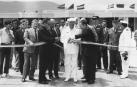 Momento en que el gobernador civil de Navarra ayuda a un mando militar a cortar la cinta inaugural del aeropuerto de Noáin en julio de 1973.