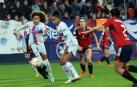 La extremo del Barça Vicky López se lleva el balón en presencia de Geyse da Silva