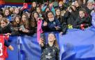La portera titular ayer con Osasuna Silvia Pérez se hace un ‘selfie’ con un nutrido grupo de aficionadas de Osasuna