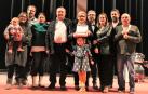 Carmen Pérez Ferrer, con la placa que recibió en su homenaje, acompañada de familiares y autoridades
