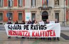 Concentración de los sindicatos de la enseñanza frente al parlamento para reclamar una bajada de ratios en los centros educativos públicos.