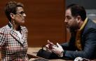 La presidenta del Gobierno de Navarra, María Chivite, y el parlamentario del PSN, Ramón Alzorriz en el inicio del Pleno del Parlamento de Navarra que celebra este jueves su primera sesión plenaria de 2023