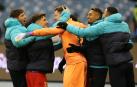 Los jugadores del Barça felicitan al meta Ter Stegen, héroe de la tanda de penaltis, tras lograr el pase a la final de la Supercopa de España.