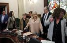 Concejales de NA+ acceden a sus asientos, ayer, en el salón de plenos del Ayuntamiento de Pamplona