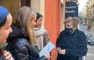 Estudiantes de Arquitectura entrevistan a los vecinos para conocer a aquellos que necesiten ayuda o quieran ofrecerla