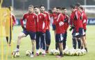 Los futbolistas de Osasuna en el inicio del entrenamiento de este viernes, en las instalaciones de Tajonar.
