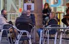 Varias personas charlan esta semana en una terraza en Estella