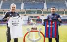 Ancelotti y Xavi Hernández posan con las camisetas de sus equipos y con el trofeo de la Supercopa de España en el estadio King Fahd International