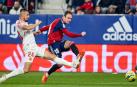 Kike García dispara con la zurda en una de las mejores ocasiones de Osasuna