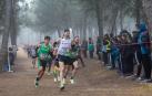 El público contempla el paso de los atletas durante el recorrido de la carrera absoluta, desarrollada bajo la niebla