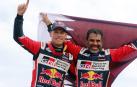 Nasser Al-Attiyah celebra la victoria en coches en el Dakar 2023 junto a su copiloto Baumel